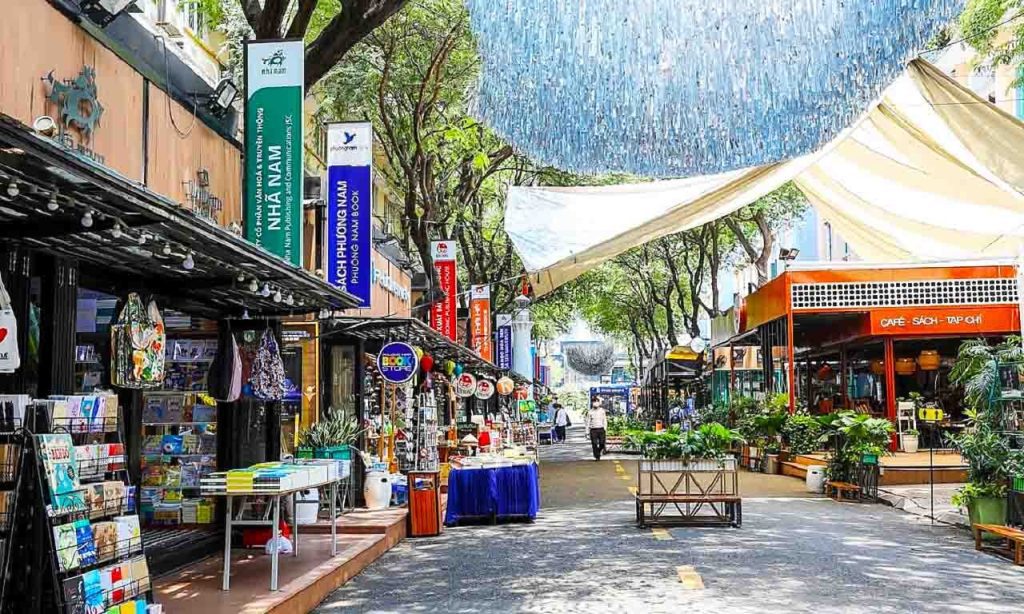 Bookstores and people reading on Nguyen Van Binh Street in Saigon