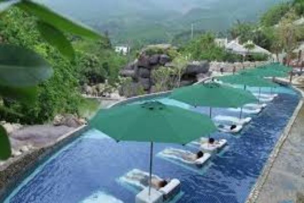 Tourists relaxing at My Khe Beach during 3 days in Danang