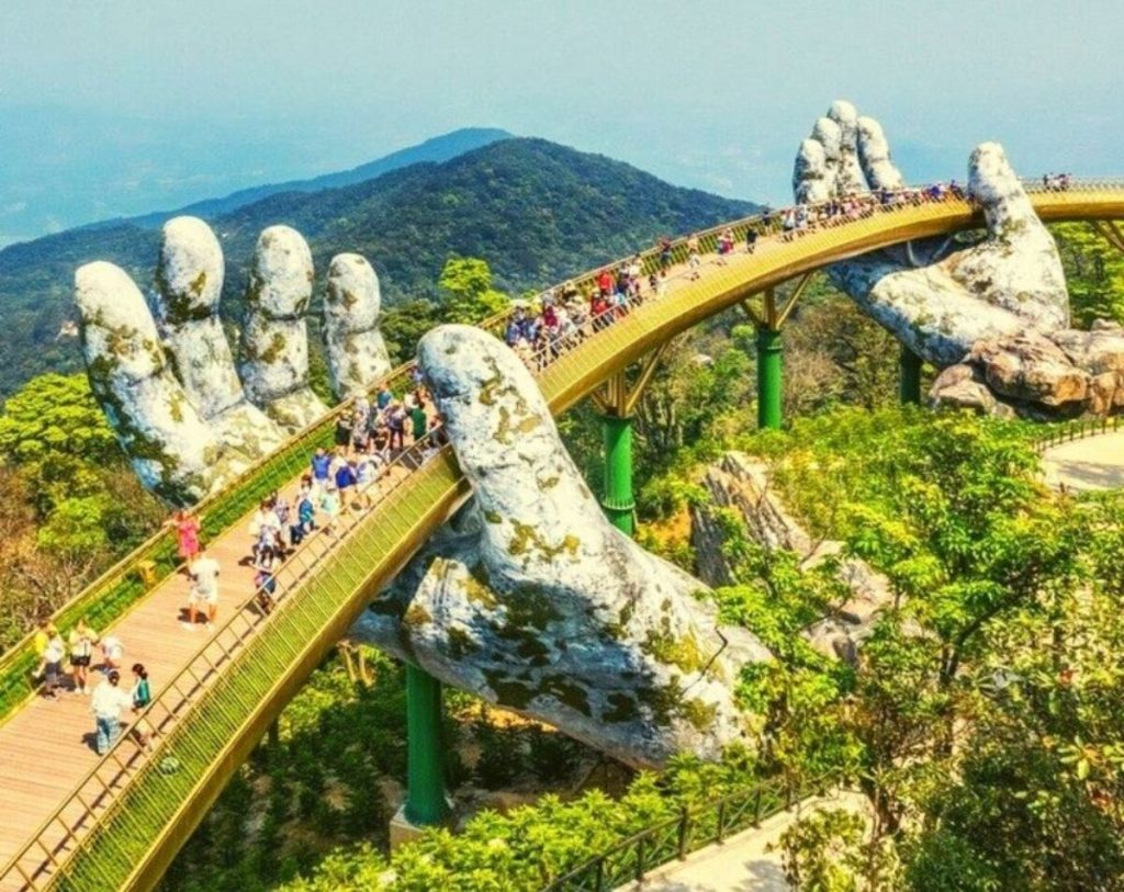 Khách du lịch đang tham quan Cầu Vàng tại Đà Nẵng trong tour thiết kế riêng