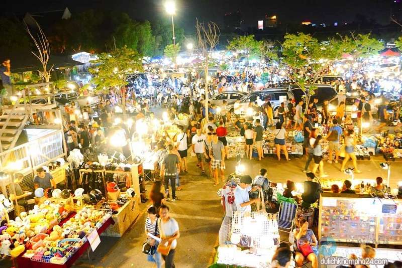 Son Tra Night Market with food stalls and tourists in Danang