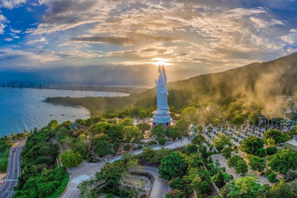 👉 Panoramic view of Linh Ung Pagoda on Son Tra Peninsula, Da Nang