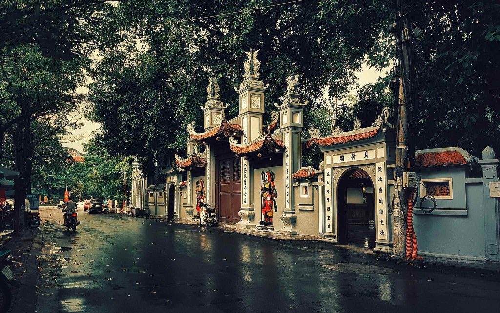 People praying for love and good fortune at Ha Pagoda in Hanoi