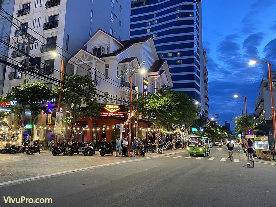 People enjoying drinks and live music at a bar in An Thuong, Danang