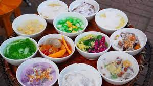 A bowl of colorful Vietnamese sweet soup (che) in Hanoi