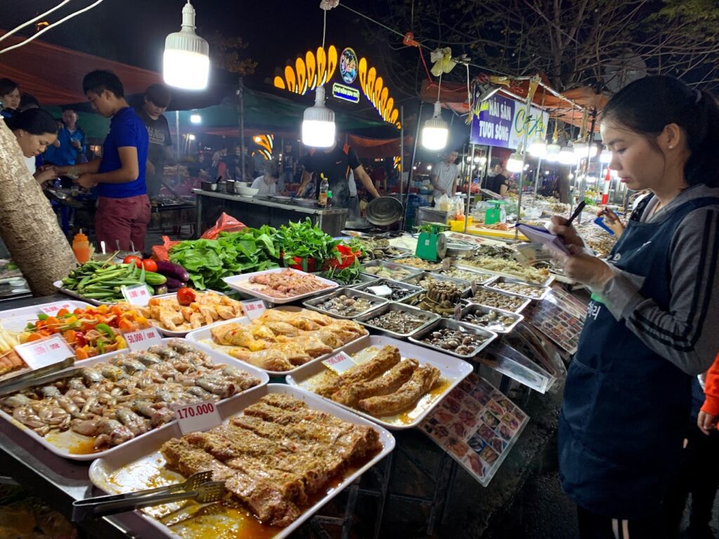 Street food stalls in Da Nang at night